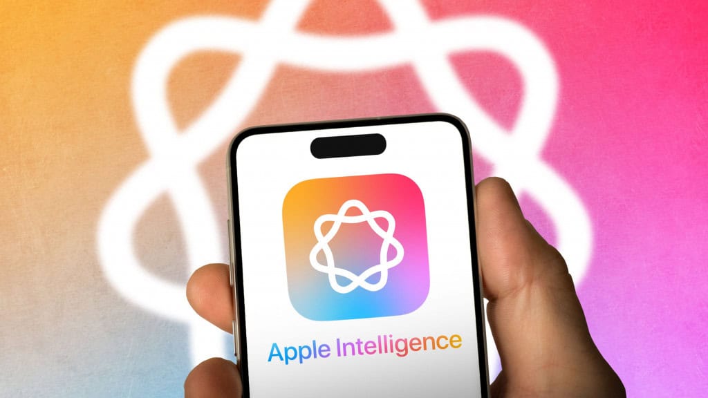 Pessoa segurando iPhone com logomarca da Apple Intelligence na tela