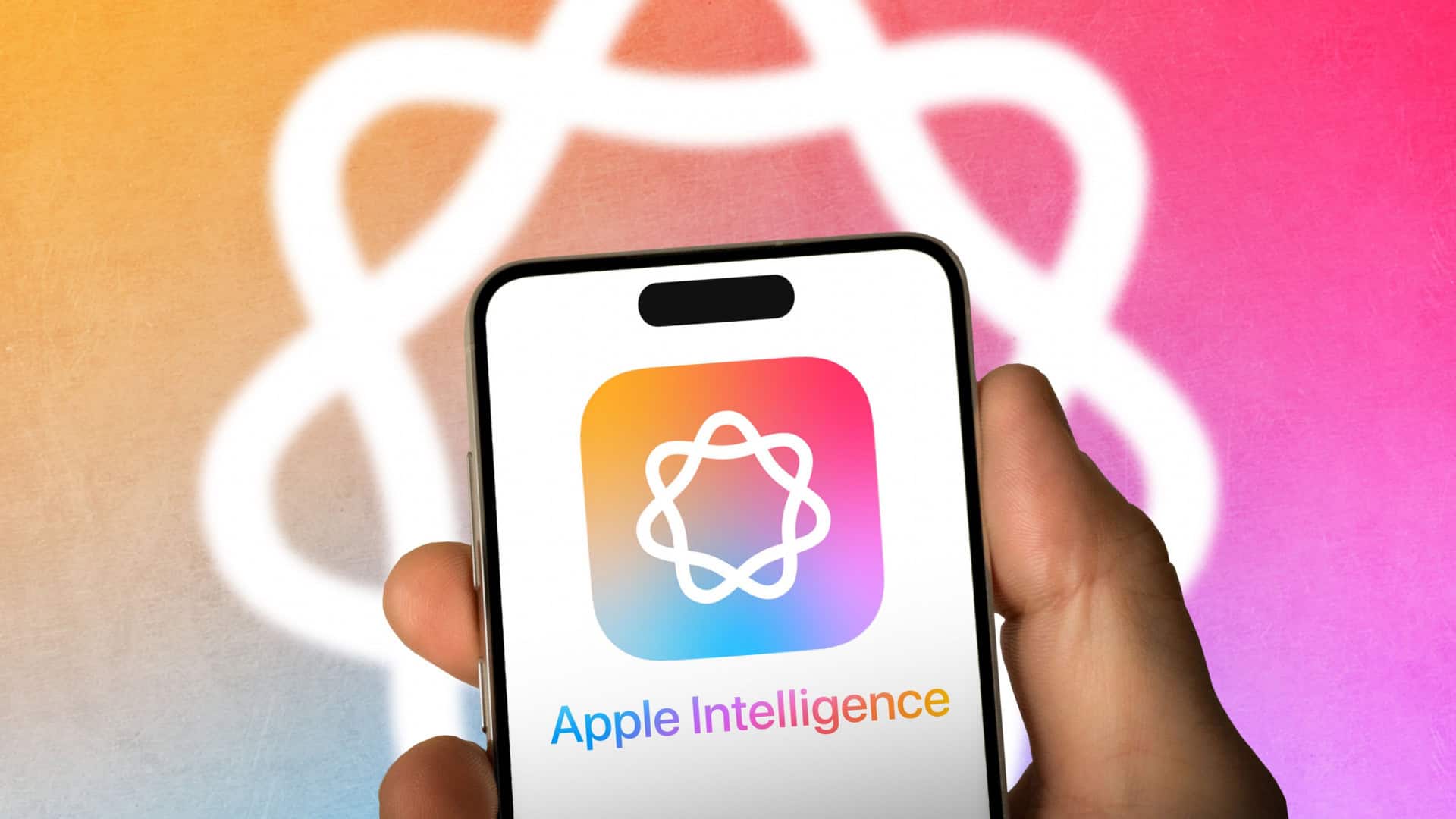 Pessoa segurando iPhone com logomarca da Apple Intelligence na tela