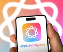 Pessoa segurando iPhone com logomarca da Apple Intelligence na tela