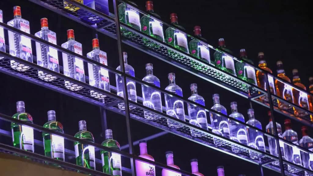 Prateleira com garrafas de bebidas alcoólicas destiladas