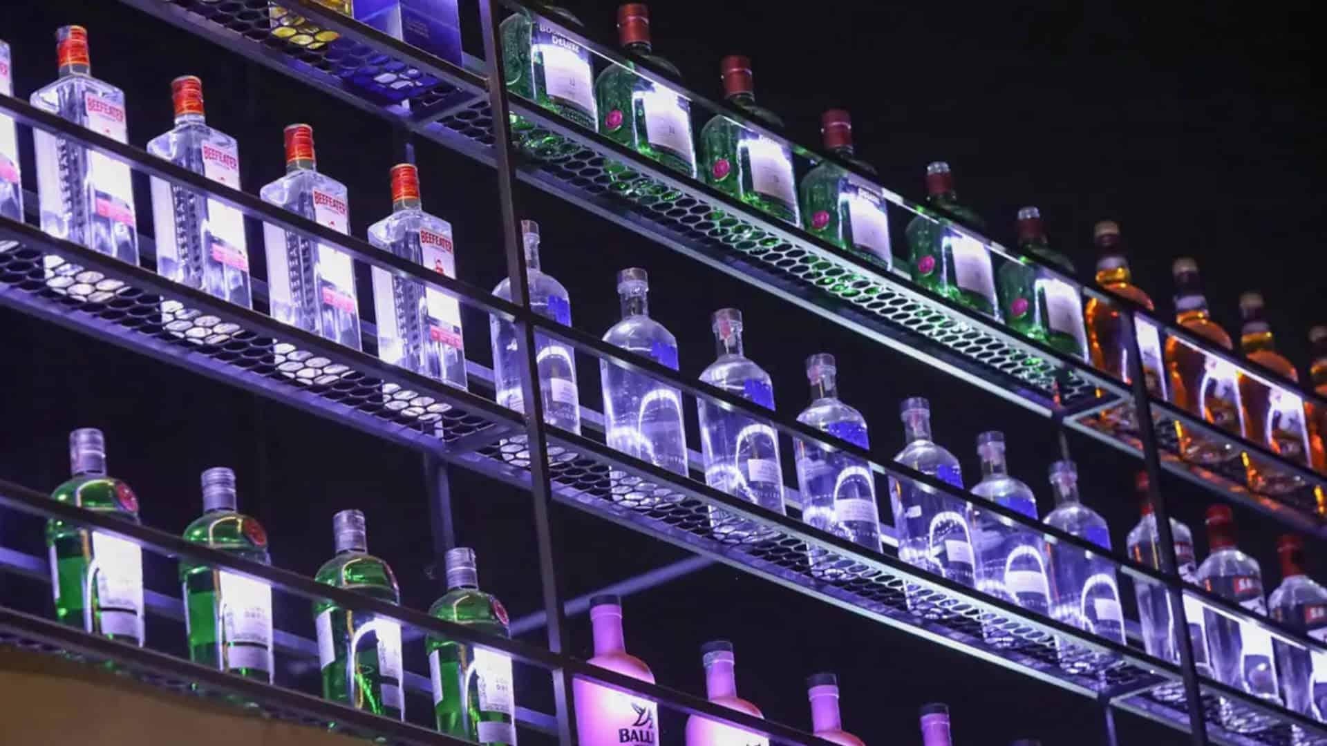 Prateleira com garrafas de bebidas alcoólicas destiladas