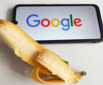 Banana ao lado de celular com logotipo do Google na tela