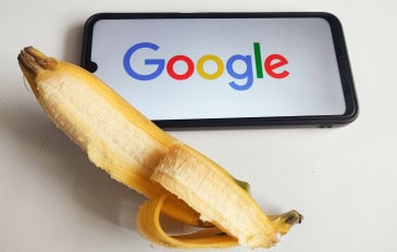 Banana ao lado de celular com logotipo do Google na tela