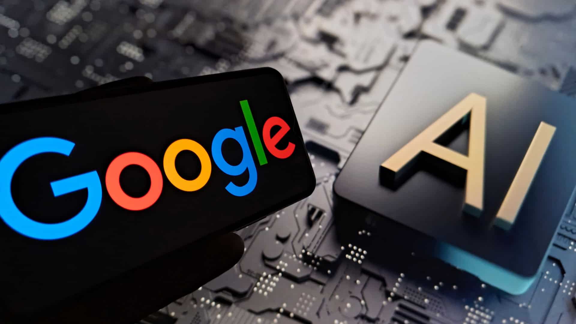 Celular com logotipo do Google na tela colocado na frente de tela exibindo ilustração de chip de inteligência artificial (IA)