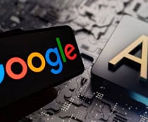 Celular com logotipo do Google na tela colocado na frente de tela exibindo ilustração de chip de inteligência artificial (IA)