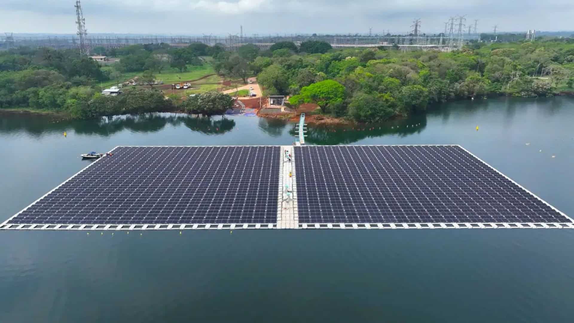 Ilha solar da usina Itaipu vista de cima