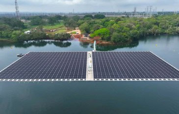 Ilha solar da usina Itaipu vista de cima