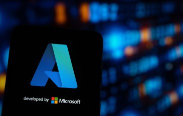 Celular com logomarca do Azure, da Microsoft, na tela