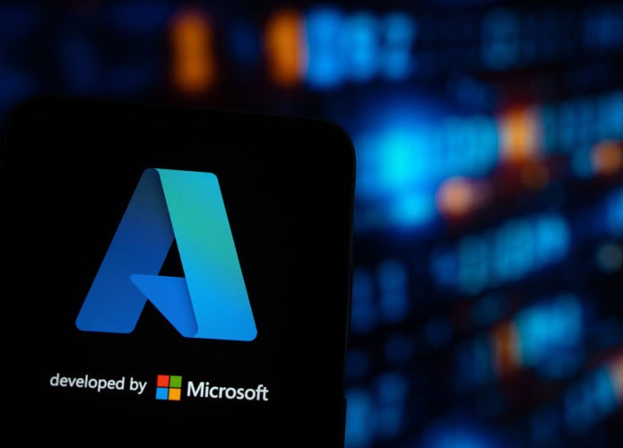 Celular com logomarca do Azure, da Microsoft, na tela