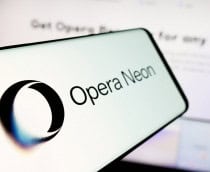 Celular com logotipo do Opera Neon na tela na frente de tela de computador com página sobre o navegador aberta