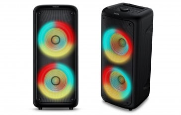 Caixa de som Philips Party Speaker TAX4000 de frente com luzes coloridas acesas nos alto-falantes
