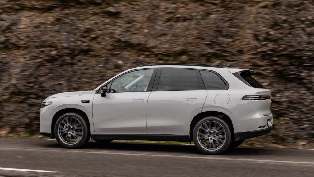 Foto de lado de C10, SUV elétrico da Leapmotor, andando em rodovia