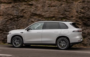 Foto de lado de C10, SUV elétrico da Leapmotor, andando em rodovia