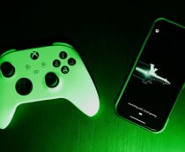 Controle de Xbox ao lado de iPhone carregando jogo no Xbox Cloud Gaming
