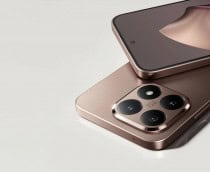 Celulares 15T, da Xiaomi, colocado um em cima do outro; o de baixo está com a parte traseira para cima, enquanto o de cima está com a parte frontal para cima