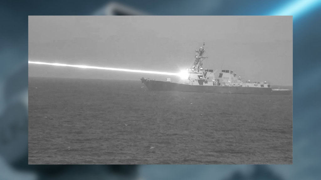 Imagem de navio disparando arma a laser HELIOS, dos Estados Unidos
