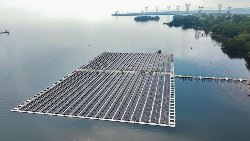 Ilha solar da usina Itaipu vista de cima
