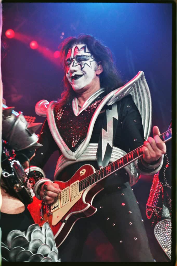 Frehley paramentado com as vestimentas do Kiss e tocando guitarra