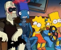 Os Simpsons sentados no sofá, com Marge e Homer como monstros