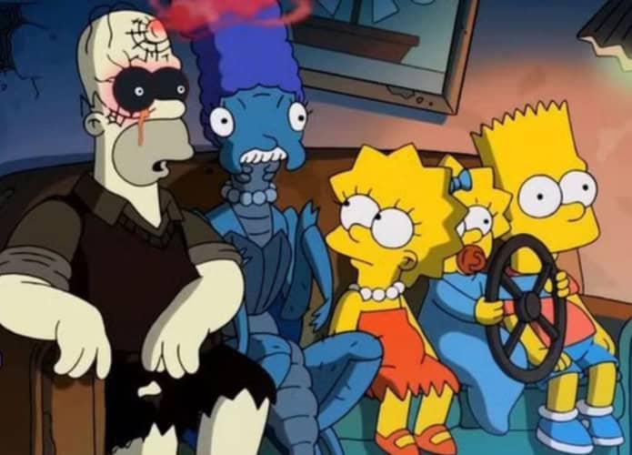 Os Simpsons sentados no sofá, com Marge e Homer como monstros