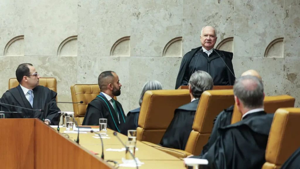 Ministro do STF Edson Fachin em pé falando enquanto outros ministros olham para ele