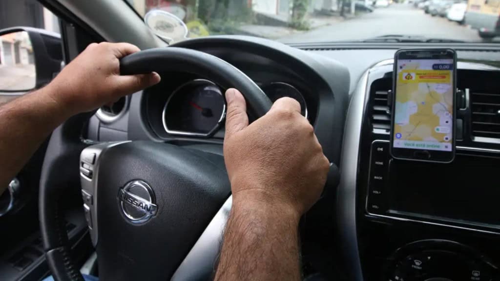 Motorista de aplicativo dirigindo carro