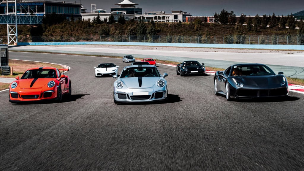 Carros de luxo em corrida
