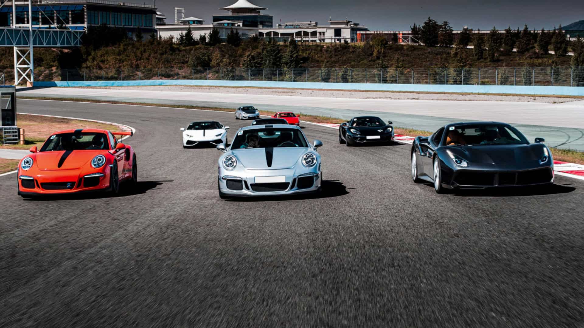 Carros de luxo em corrida