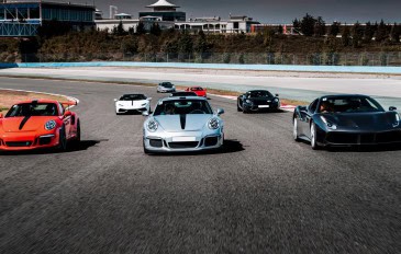 Carros de luxo em corrida