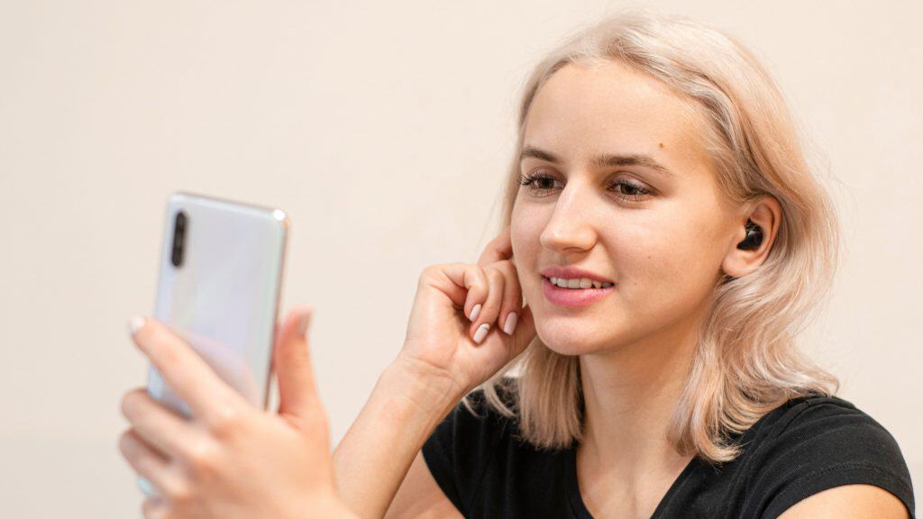 Quer comprar um fone Bluetooth? Veja o que você precisa saber antes Os fones com fio estão se tornando coisa do passado, e muitos celulares nem sequer possuem entrada P2. Nesse cenário, os fones Bluetooth deixam de ser apenas uma opção para quem busca liberdade de movimento e passam a ser praticamente essenciais. Quer comprar um fone Bluetooth? Veja o que você precisa saber antes