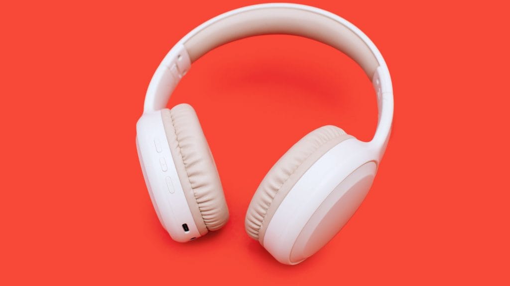 Quer comprar um fone Bluetooth? Veja o que você precisa saber antes Os fones com fio estão se tornando coisa do passado, e muitos celulares nem sequer possuem entrada P2. Nesse cenário, os fones Bluetooth deixam de ser apenas uma opção para quem busca liberdade de movimento e passam a ser praticamente essenciais. Exemplo de fone Over-ear (circumaural)