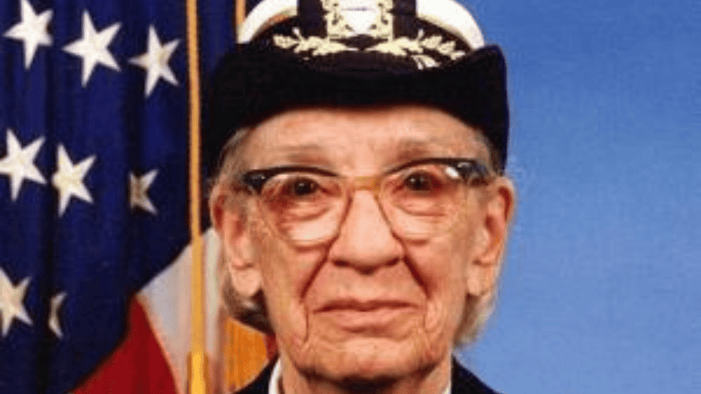 oficial da Marinha norte-americana Grace Hopper, pioneira da computação