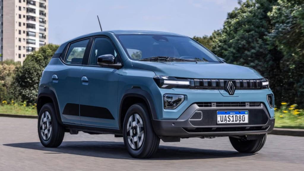 Renault Kwid E-Tech 2026 andando numa rua