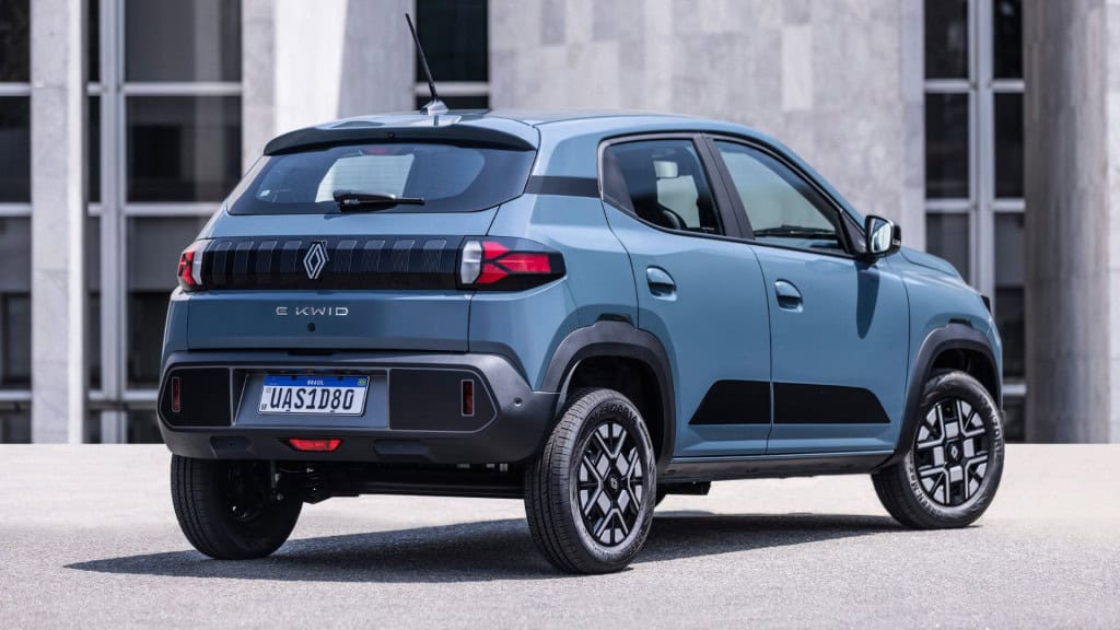 Traseira do Renault Kwid E-Tech 2026, estacionado na diagonal
