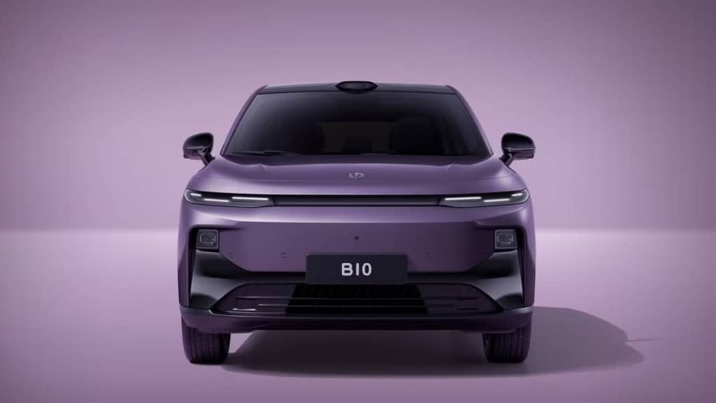 Parte da frente de B10, SUV elétrico da Leapmotor, andando em rodovia