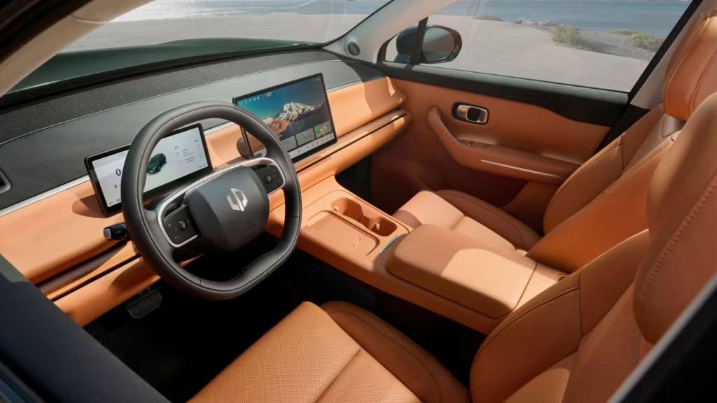 Interior de C10, SUV elétrico da Leapmotor, andando em rodovia
