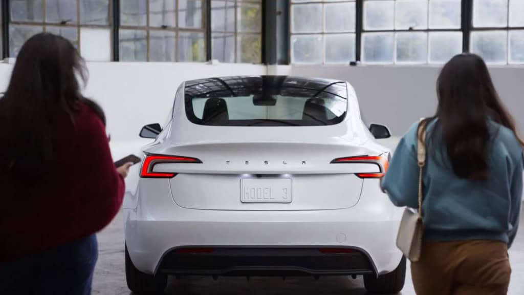 Duas mulheres se aproximando do novo Model 3 Standard da Tesla