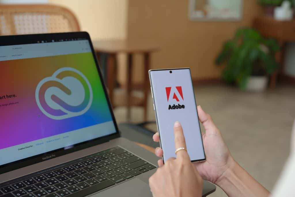 Malware se disfarça de Adobe para roubar dados e enganar usuários Um ataque cibernético está utilizando e-mails falsos para distribuir o trojan DCRat, um tipo de malware projetado para espionar usuários e roubar dados sensíveis. O golpe vem sendo aplicado principalmente na Colômbia e no Equador, segundo a ESET, empresa de detecção de ameaças cibernéticas. adobe