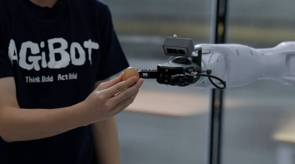 O teste com um ovo cru mostra a resposta controlada do braço de força do Agibot G2, projetado para detectar e ajustar a pressão em tempo real
