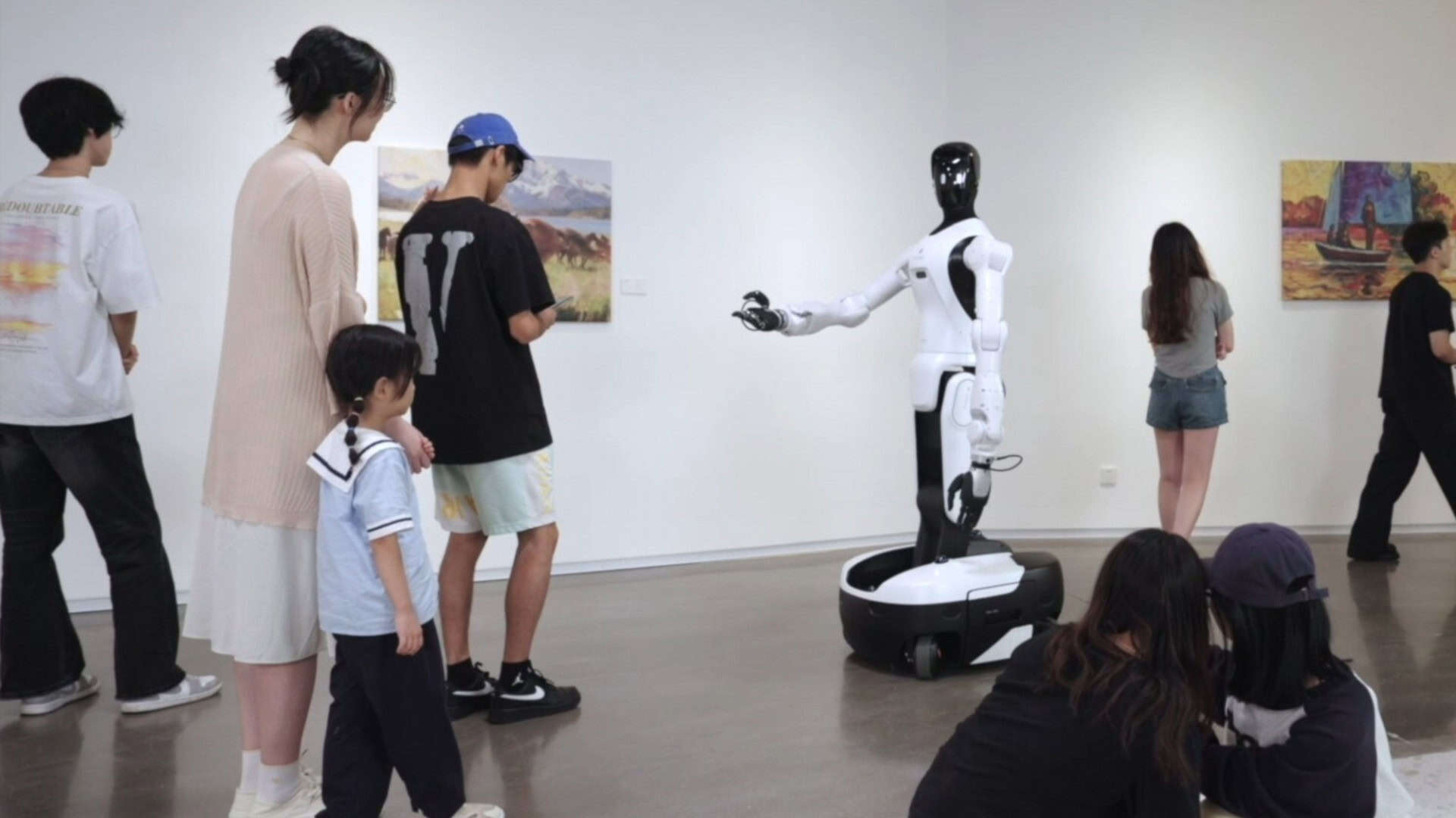 O Agibot G2 atua como guia em um museu de arte, demonstrando suas habilidades de interação autônoma e reconhecimento de ambiente