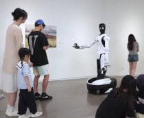 O Agibot G2 atua como guia em um museu de arte, demonstrando suas habilidades de interação autônoma e reconhecimento de ambiente