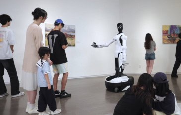 O Agibot G2 atua como guia em um museu de arte, demonstrando suas habilidades de interação autônoma e reconhecimento de ambiente