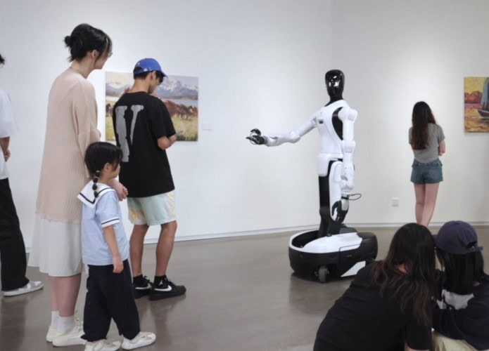 O Agibot G2 atua como guia em um museu de arte, demonstrando suas habilidades de interação autônoma e reconhecimento de ambiente