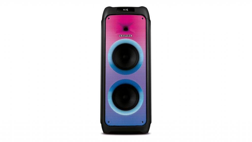 Música sem parar: PartyBox AIWA PB-06 tem 20 horas de bateria e está em oferta Caixas de som potentes animam qualquer festa. Elas garantem graves intensos, volume alto e uma presença sonora que faz toda a diferença, seja em uma reunião entre amigos ou em um evento maior. Muitos modelos ainda trazem luzes coloridas e recursos que ampliam o clima de diversão, transformando qualquer espaço em uma verdadeira pista de dança. Música sem parar: PartyBox AIWA PB-06 tem 20 horas de bateria e está em oferta