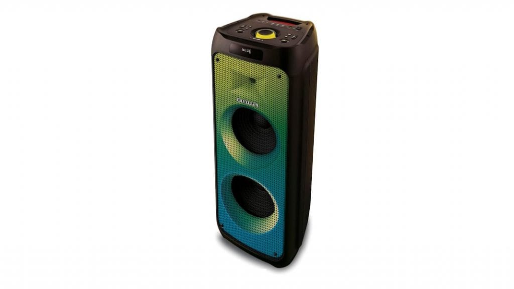 Música sem parar: PartyBox AIWA PB-06 tem 20 horas de bateria e está em oferta Caixas de som potentes animam qualquer festa. Elas garantem graves intensos, volume alto e uma presença sonora que faz toda a diferença, seja em uma reunião entre amigos ou em um evento maior. Muitos modelos ainda trazem luzes coloridas e recursos que ampliam o clima de diversão, transformando qualquer espaço em uma verdadeira pista de dança. AIWA PartyBox PB-06