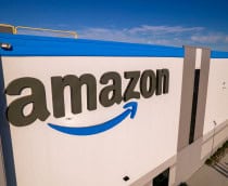 Fachada de prédio da Amazon com logo da empresa