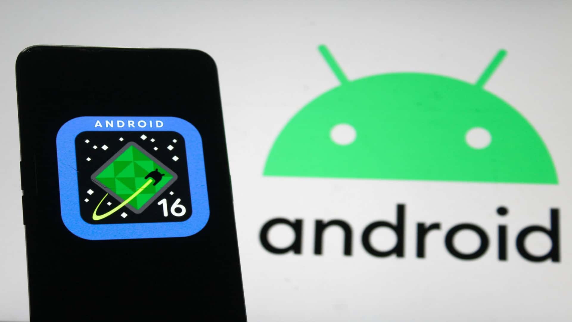 Logotipo Android 16 em uma tela de telefone com o logotipo Android no fundo