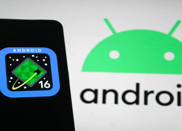 Logotipo Android 16 em uma tela de telefone com o logotipo Android no fundo