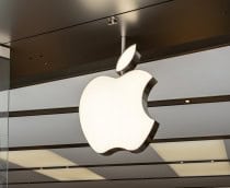Logo da Apple na fachada de uma loja