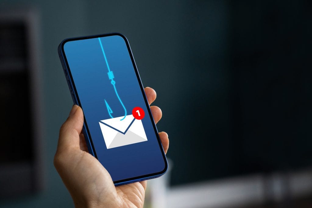 E-mail ainda é o principal meio para ataques cibernéticos O e-mail segue como um dos principais vetores de ataques cibernéticos, mesmo com a expansão de ferramentas de colaboração e aplicativos de mensagens. Essa é a conclusão do relatório “Evolving Threats in Email-Based Attacks”, publicado pela empresa de cibersegurança Trend Micro, que revela também como os ataques via e-mail continuam crescendo em complexidade. ataque email